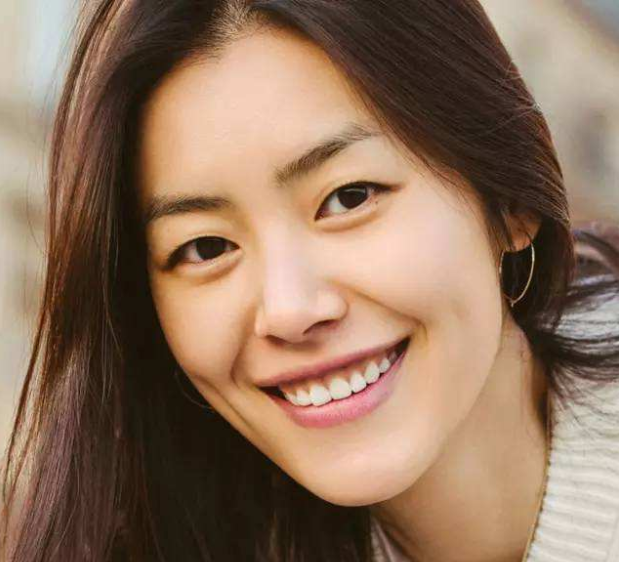 有卧蚕的女人表示她们的子女运旺 有卧蚕的女人表示她们的子女运旺
