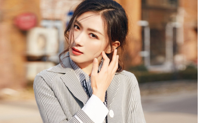 两腮红粉的女人 两腮红粉的女人